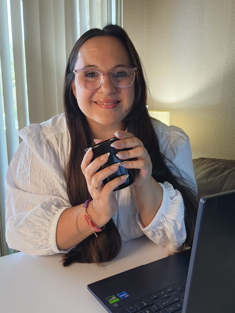 Candela Falconi working at her desk